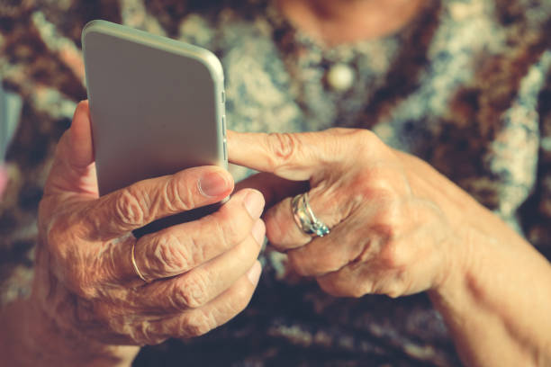 Eenzame ouderen vallen massaal terug op internet